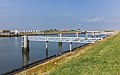 Loopbrug naar de aanlegsteigers voor de brug in de afsluitdijk.