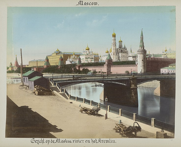 File:Kremlin gezien vanaf de andere kant van de brug over de Moskva Gezicht op de Moslva rivier en het Kremlin (titel op object), RP-F-2007-357-41.jpg