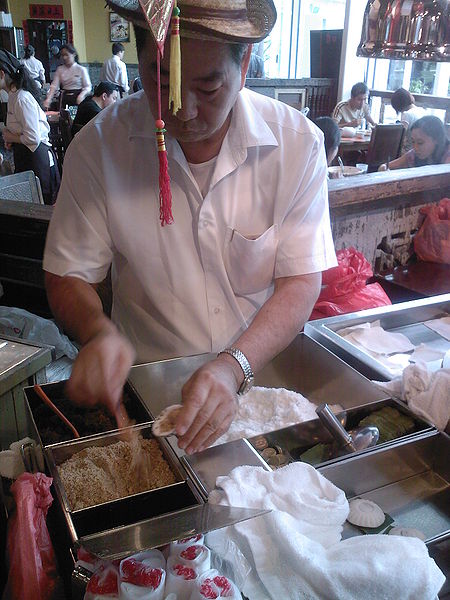 File:Kueh tutu preparation.jpg