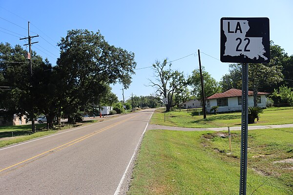 LA 22 eastbound at its western terminus in Darrow, LA