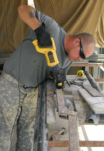 File:Lancaster Mechanic Turns Wrenches in Iraq DVIDS197111.jpg