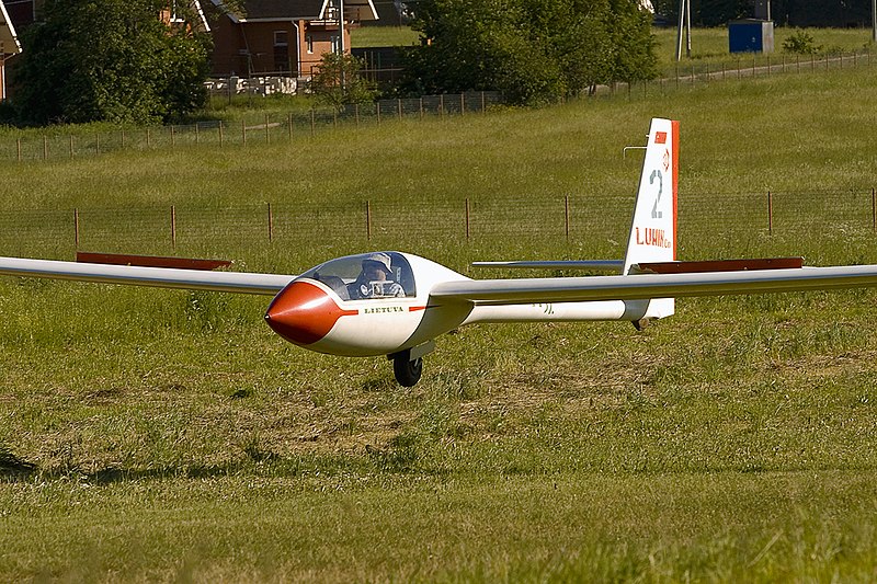 File:Landing glider "Sportine Aviacija LAK-12 Lietuva" (5839855267).jpg