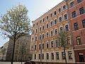 Neustädter Straße 15 an der Meißner Straße; Mietshaus in halboffener Bebauung; Klinkerfassade, Wand- und Deckenmalerei im Eingangsbereich: Landschaftsdarstellungen, Treppenhausfenster mit Resten farbiger Bleiverglasung