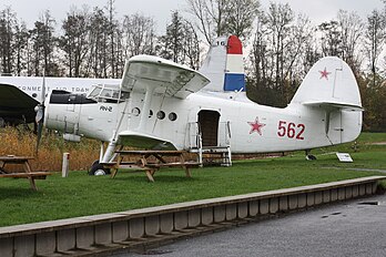 Le musée Aviodrome, situé à Lelystad, expose entre autres un ancien Antonov An-2. On peut également distinguer un Douglas C-54A aux couleurs de la Netherland Government Air Transport. (définition réelle 4 272 × 2 848)