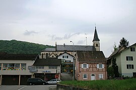 Le village de Leymen et l'église Saint-Léger.