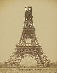 La tour Eiffel, photographiée par Louis-Émile Durandelle lors de sa construction en novembre 1888. (définition réelle 3 277 × 4 169)