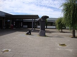 Lundergårdskolen-hovedindgang-skulptur.JPG