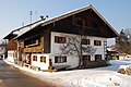 Bauernhaus in der Brunnenstraße 9 in Holzhausen, Gemeinde Münsing, Landkreis Bad Tölz-Wolfratshausen, Regierungsbezirk Oberbayern, Bayern. Als Baudenkmal in der Bayerischen Denkmalliste aufgeführt.