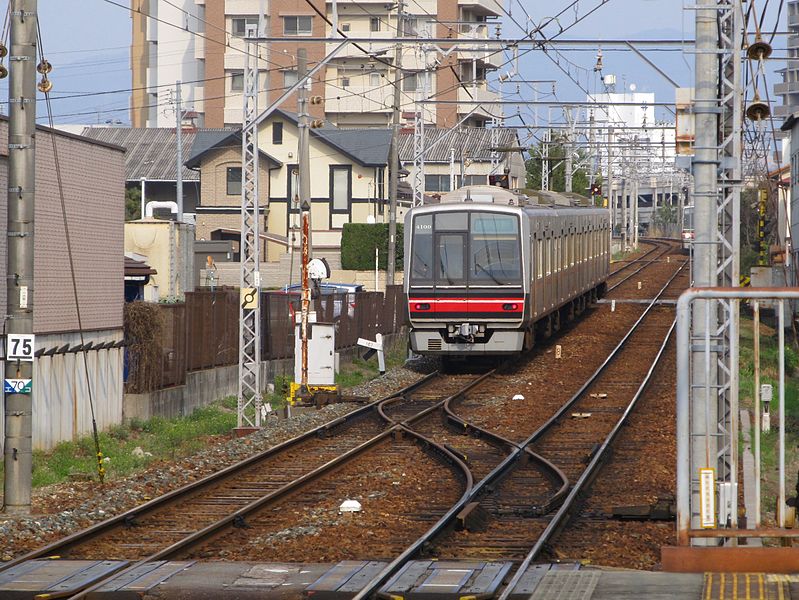 File:MT-Sangō Station-CrossoverTrack.JPG