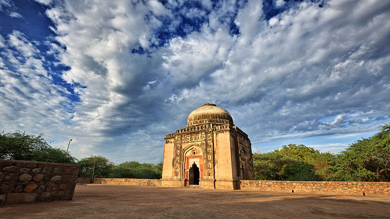 File:Madhi Masjid Gate, New Delhi.jpg