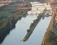 Staustufe Kostheim: links das Wehr, rechts die Schleusengruppe mit Vorhäfen