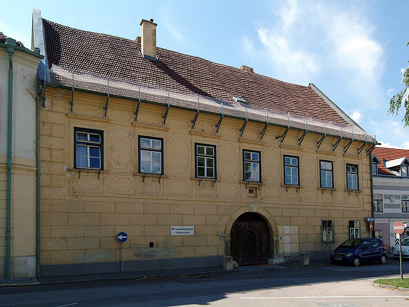 File:Maria Enzersdorf Mariazeller Gasse 5 Heiligenkreuzerhof.jpg