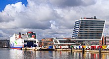 Die natürlichen Gegebenheiten der Kieler Förde gestatten auch Kreuzfahrtschiffen und (Auto)-Fähren die Zufahrt bis an den südlichen Abschluss der Förde unweit des Kieler Hauptbahnhofes.