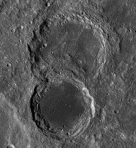 Un'immagine della sonda Lunar Reconnaissance Orbiter.  Cratere Maxwell nella parte superiore dell'immagine, cratere Lomonosov nella parte inferiore.