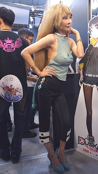 File:Miu as Le Viada at Justdan booth 20190714 02.jpg