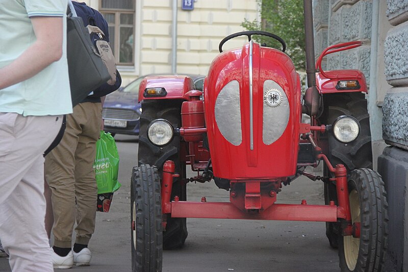 File:Moscow, Myasnitskaya Street - old red tractor (40257860280).jpg