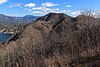 三湖台方面から望む足和田山の山頂部、左端に西湖、最奥に三ッ峠山（2014年12月13日撮影）