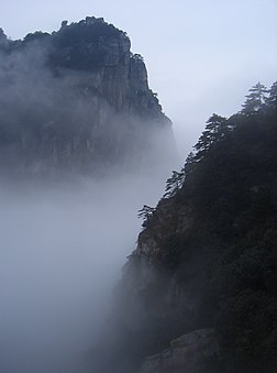 Brumes autour des pics du mont Lu, dans la province de Jiangxi (Chine). (définition réelle 1 712 × 2 304*)