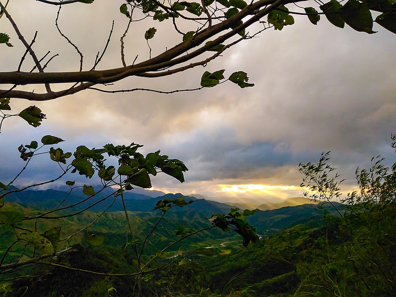 File:Mt Maynoba - Tanay, Rizal.jpg