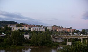 Ortsmitte und Brücke über den Fluss Mundybasch