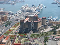 Lâu đài Mới và một phần cảng Napoli nhìn từ hướng Tây Bắc