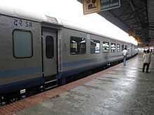Mysore Shatabdi LHB trejnas ĉe Mysore Station (1).JPG