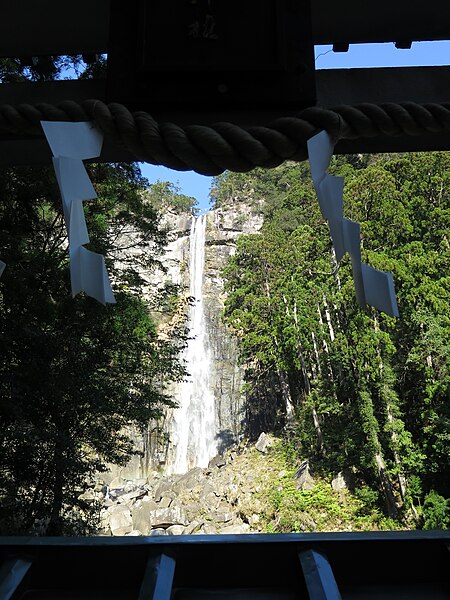 File:Nachi Waterfall in Winter 04.jpg
