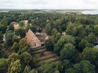 Nagu kyrka på sommaren.