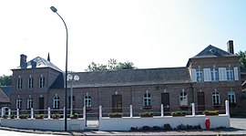 Nampont'taki belediye binası ve okul