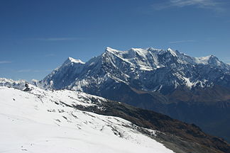 Blick von Nordosten auf Tilicho Peak, Nilgiri-Nord, -Mittel und -Süd, sowie dahinter Annapurna, Fang und A. Süd