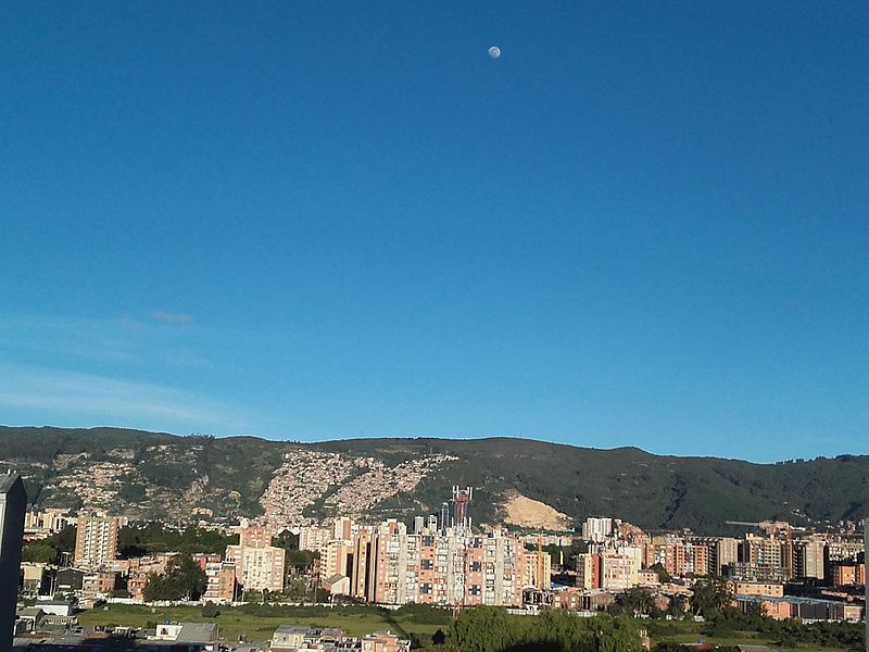 File:Norte de Bogotá y la luna.jpeg