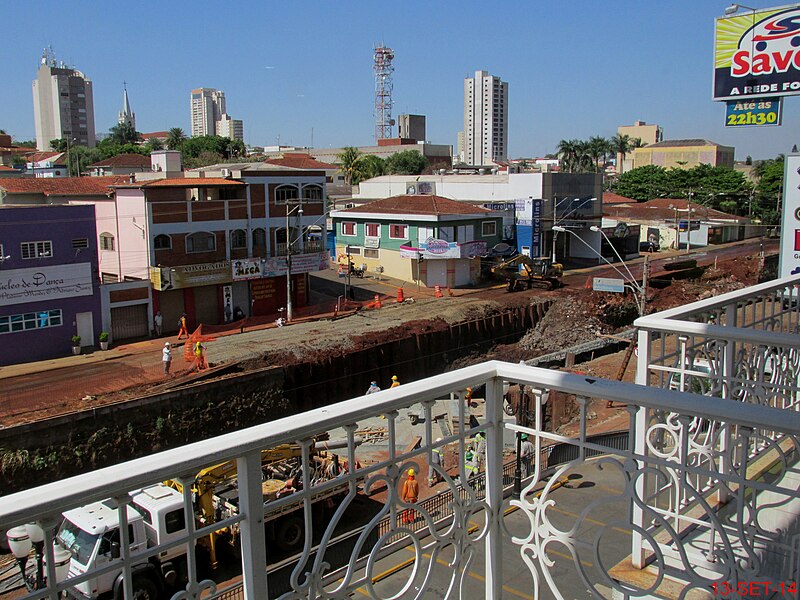 File:Obras anti enchente no Córrego Sul, na avenida Antônio Paschoal, em Sertãozinho. Na época as obras avançavam em frente ao Supermercado Savegnago, quase chegando ao Terminal Rodoviário. - panoramio (1).jpg