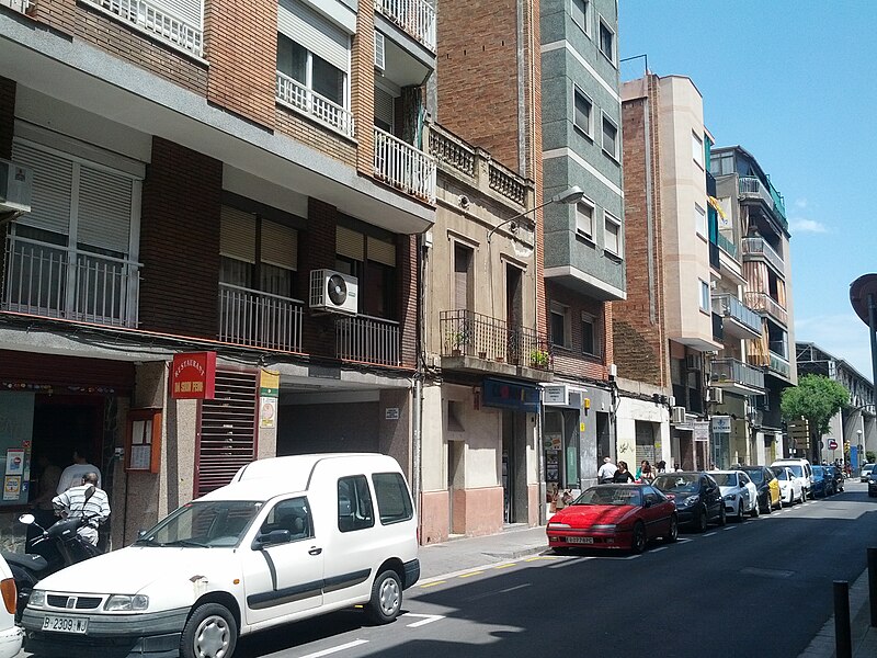 File:Old building and newer buildings with very heavy looking window bays (18095015534).jpg