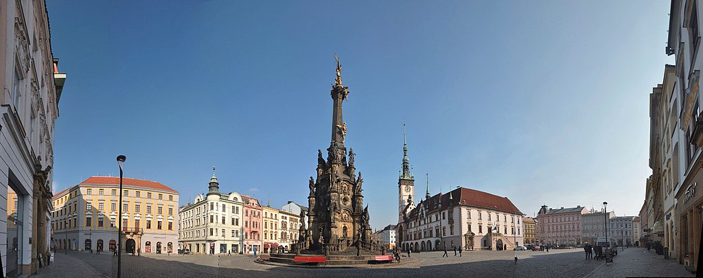 Olmuetz, Oberring mit Dreifaltigkeitssaeule, Rathaus und Brunnen (UNESCO-Welterbe in Tschechien)