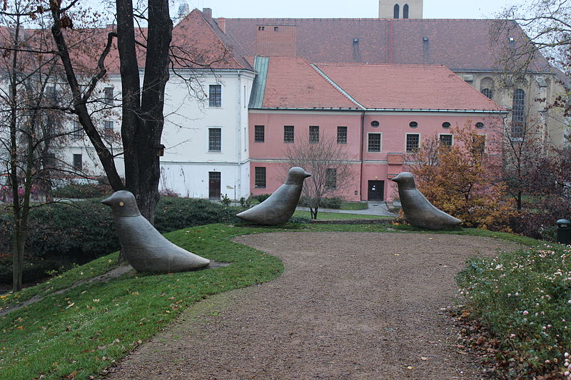 File:Opava, pohybliví ptáci v parku (1).jpg