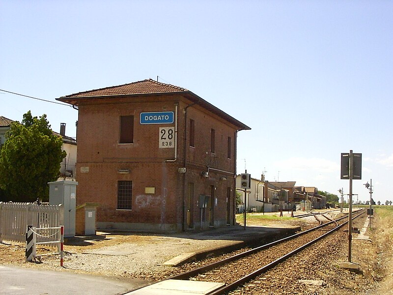 File:Ostellato - frazione Dogato - stazione ferroviaria.jpg