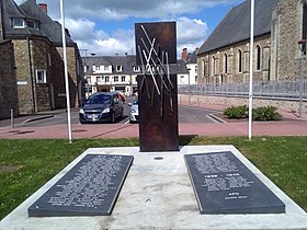 Périers (Manche) - Monument aux morts.jpg