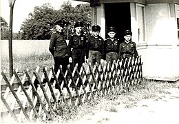 Pioniereisenbahner vor dem ersten Bahnhof "Tierpark"