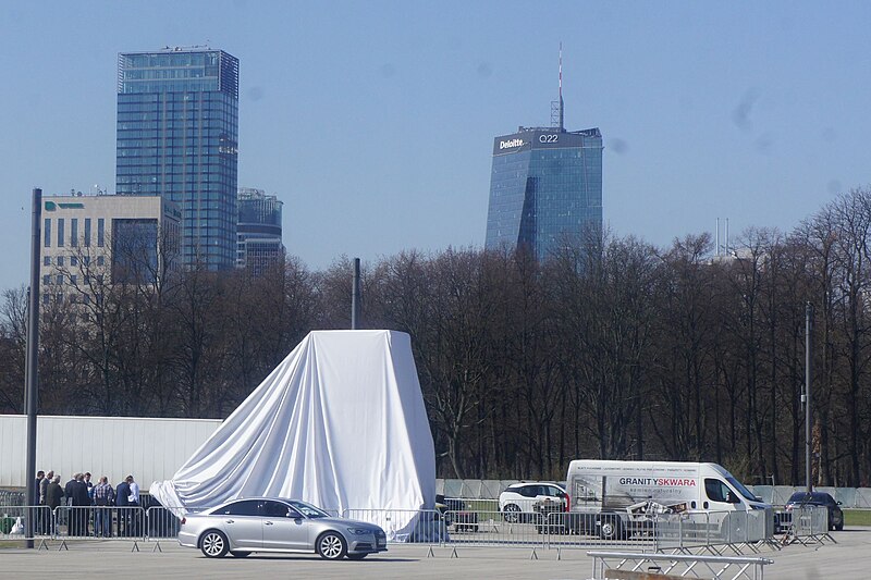 File:POL Warszawa Pomnik Ofiar Tragedii Smoleńskiej 01.jpg