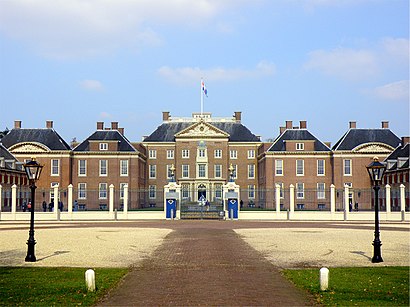 How to get to Paleis het Loo with public transit - About the place