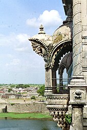 A Jharokha of the Naulakha Palace balcony that inspired many similar architecture in other royal buildings Palais Naulakha balcon.jpg