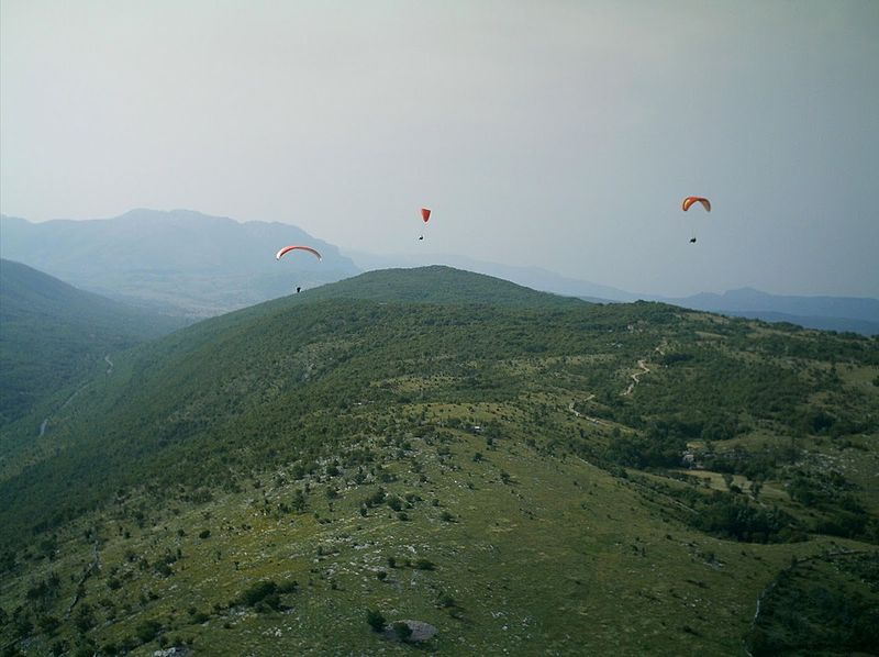 File:Paraglideri iznad Mostara 031.jpg