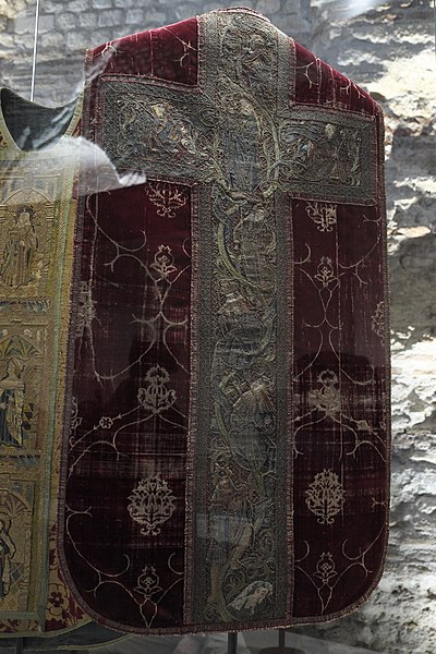 File:Paris MNMA L'art en broderie au Moyen Âge Chasuble 820.jpg