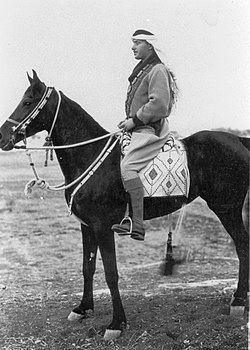 פאוזי קאוקג'י רוכב על סוס בשנת 1948