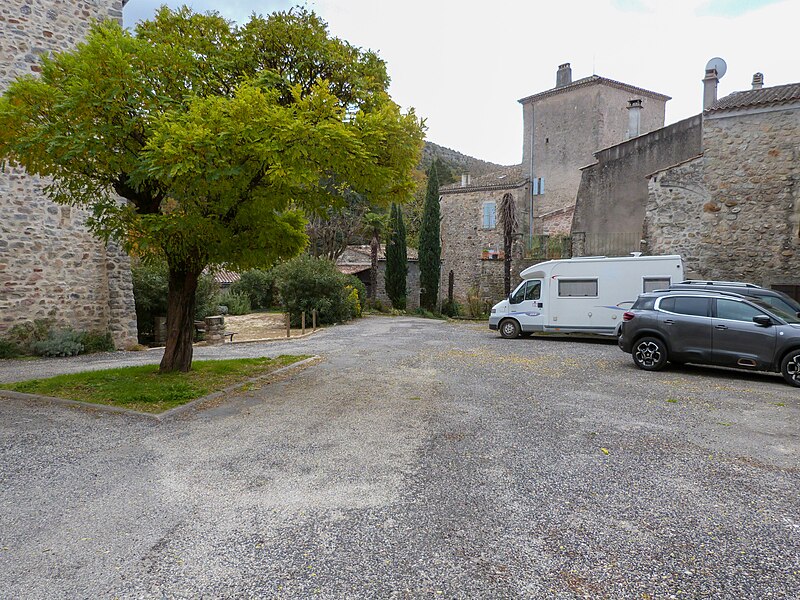 File:Place du Chateau Uzer Ardèche nov 2023.jpg