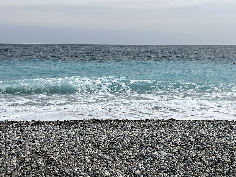 File:Plage à Nice (promenade des anglais) en mars 2022 (5).JPG