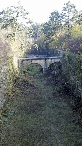 Fosses sèches et entrée du fort, en 2015.