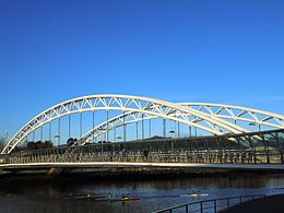 Capitale de Pontevedra Puente de las Corrientes y piragüistas.jpg