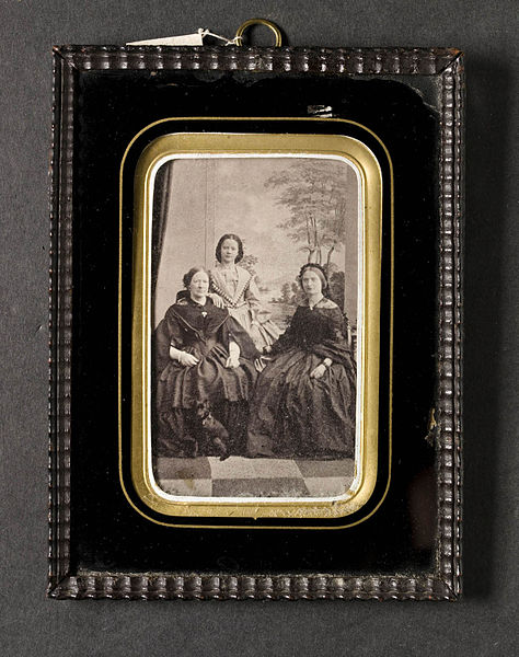 File:Porträtt av tre damer i helfigur, visitkortsformat - Nordiska Museet - NMA.0052739 1.jpg