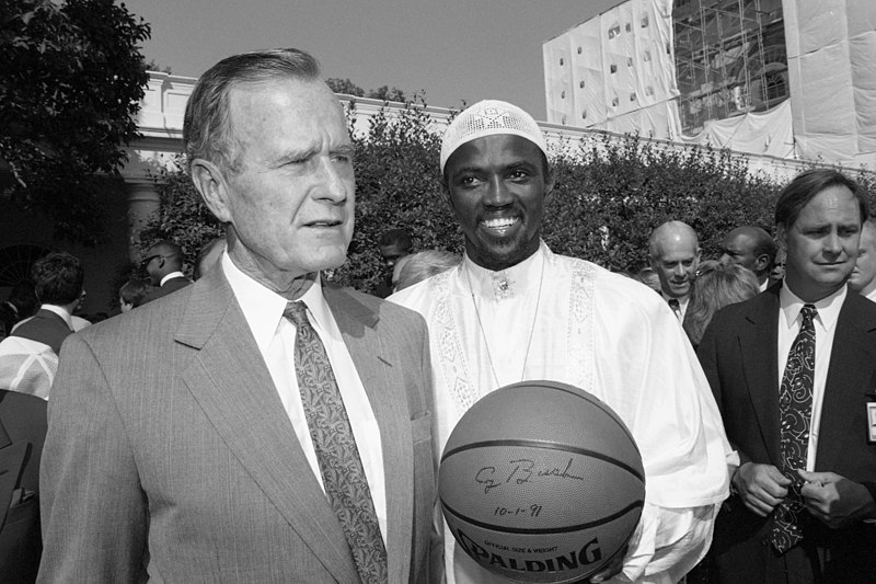 File:President George H. W. Bush welcomes members of the NBA Champion Chicago Bulls, including Craig Hodges, to the White House.jpg